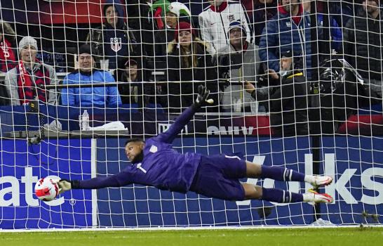 Pulisic pone la cabeza, EEUU derrota 2-0 a México y lidera