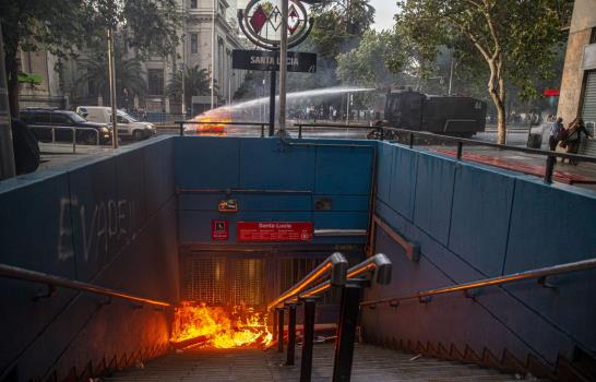 Capital chilena amanece patrullada por militares.