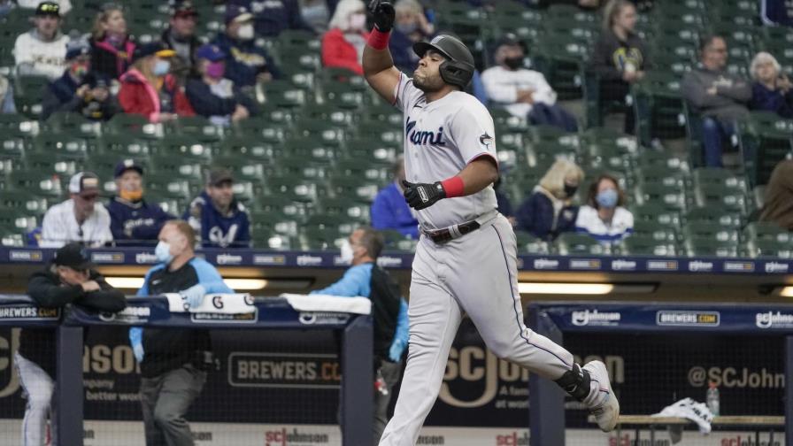 Con jonrón de Aguilar, Marlins superan a Cerveceros Con jonrón de Aguilar, Marlins superan a Cerveceros