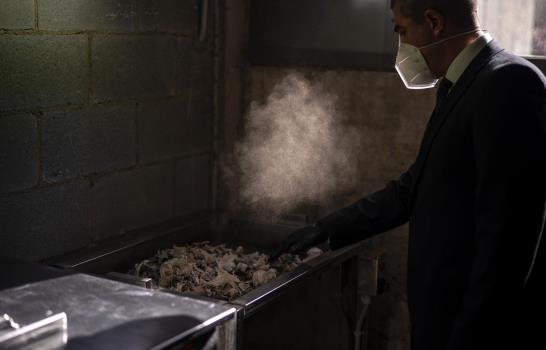 Trabajadores funerarios soportan un rastro de muerte diario