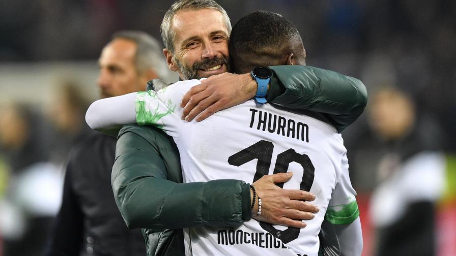 Gladbach gana 4-1, recupera la punta en la Bundesliga