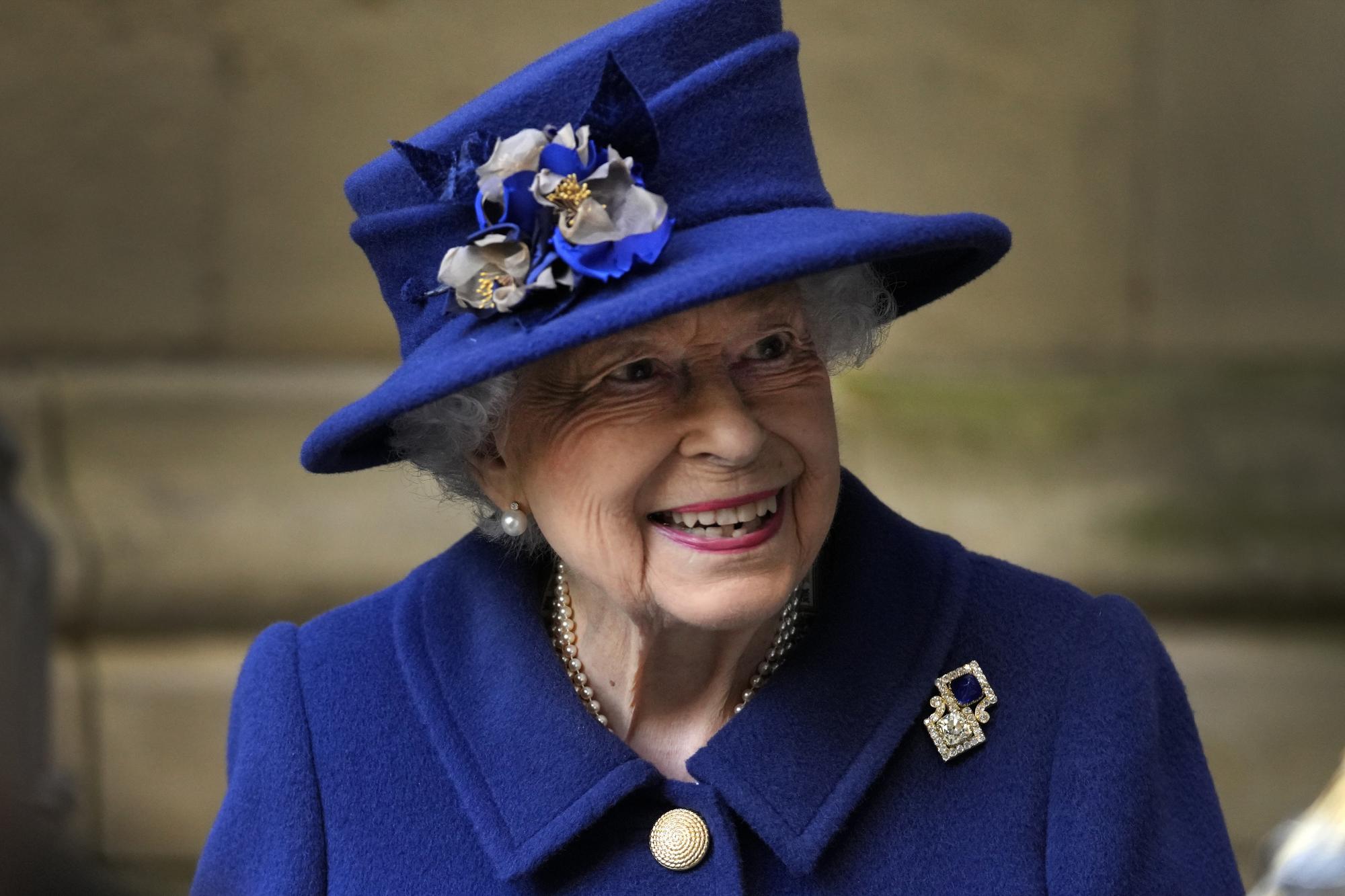 Isabel II no acude a acto oficial por una lesión de espalda Isabel II no acude a acto oficial por una lesión de espalda