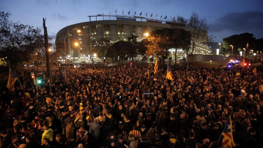Miles protestan afuera de Camp Nou previo al clásico