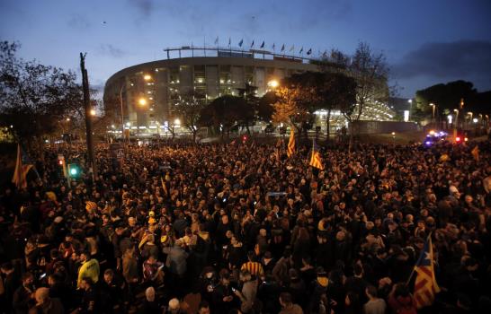 Miles protestan afuera de Camp Nou durante el clásico