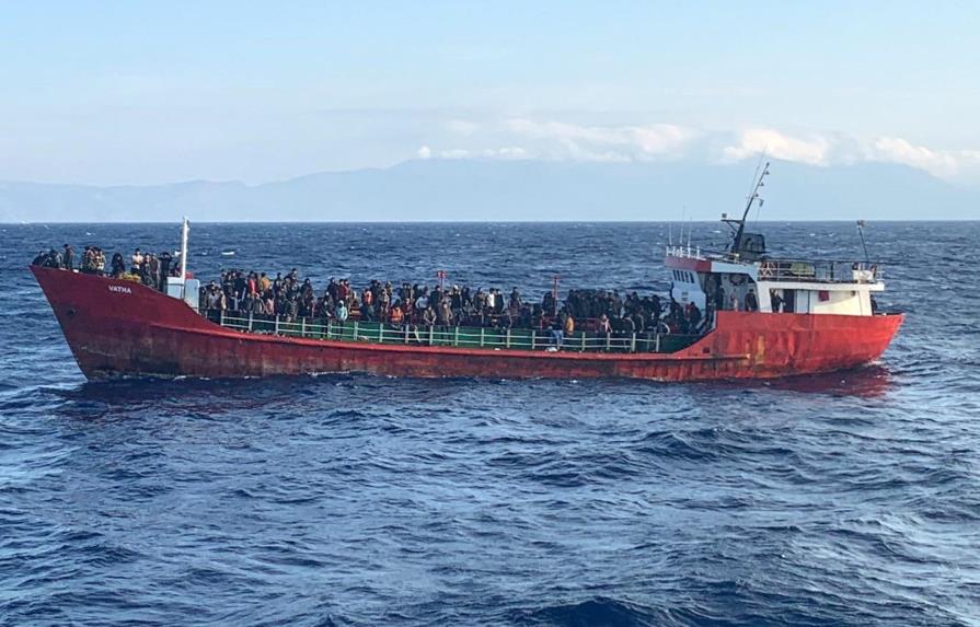 Grecia remolca buque con 400 migrantes a puerto en isla Kos