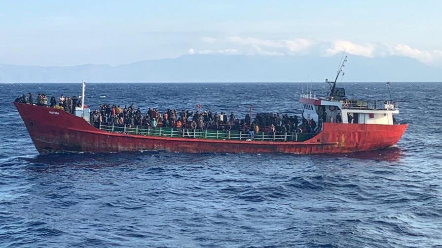 Grecia remolca buque con 400 migrantes a puerto en isla Kos Grecia remolca buque con 400 migrantes a puerto en isla Kos