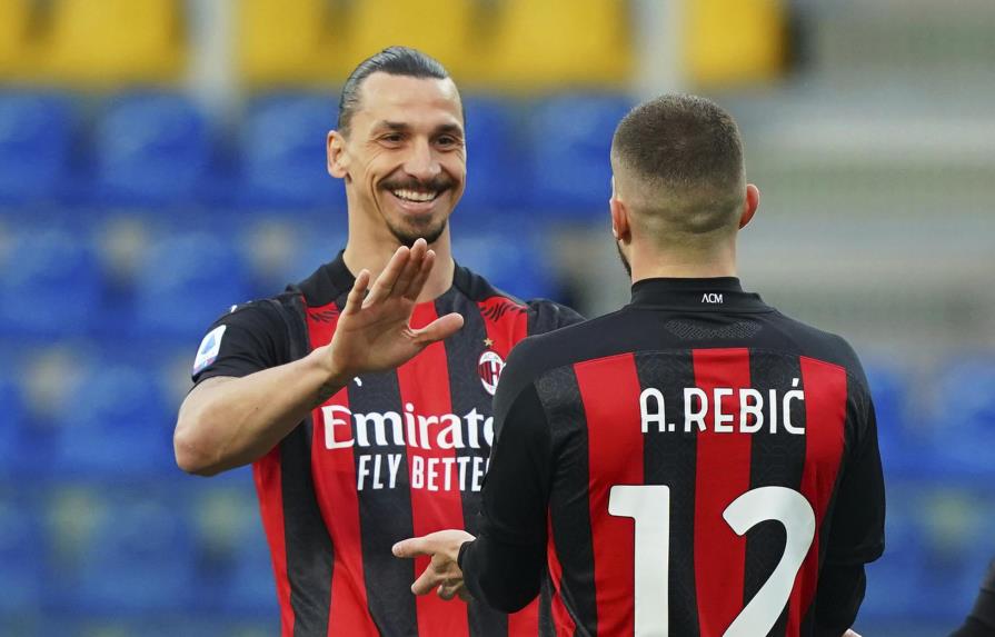 Milan derrota a Parma y conserva exigua esperanza en Serie A