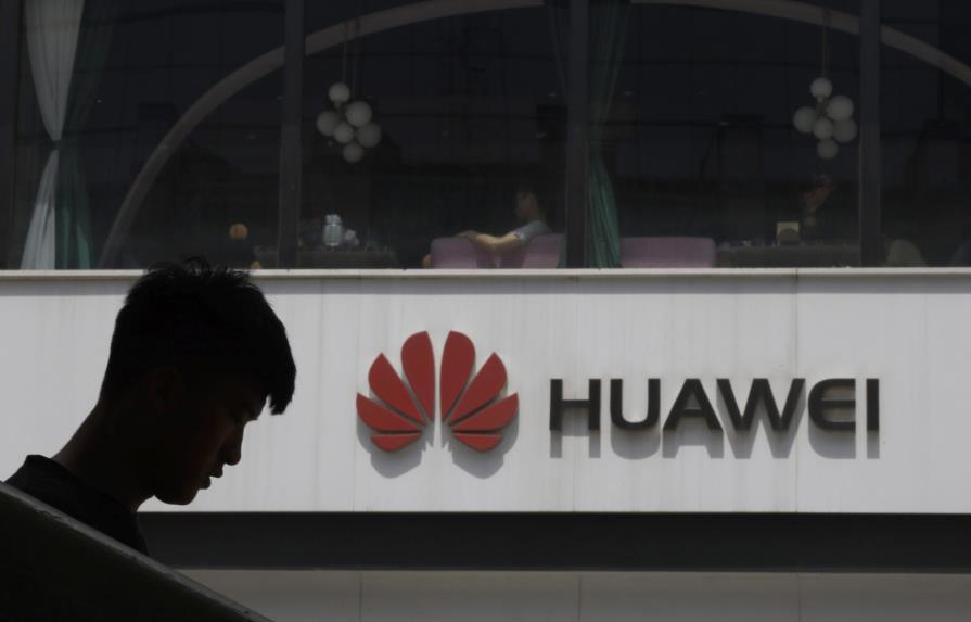 Huawei presenta celular plegable, pese a sanciones de EEUU