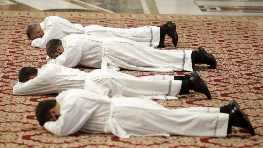 El papa Francisco ordena nueve sacerdotes, les pide ser humildes