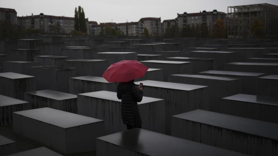 Revuelo en Alemania por policías en monumento a Holocausto