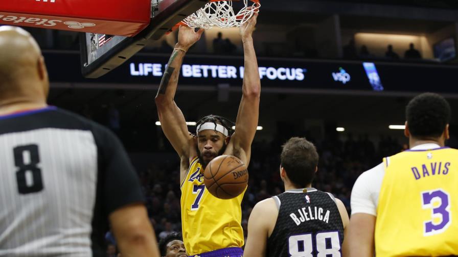 Lakers vencen a Kings 129-112, James firma un triple-doble