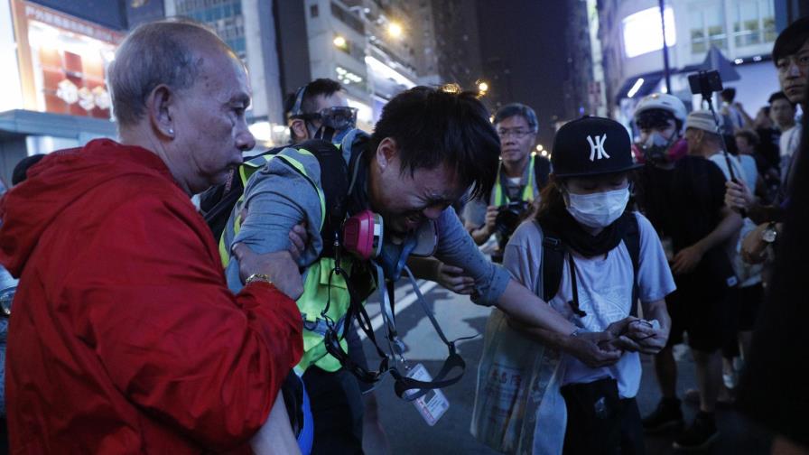 Reportera hongkonesa acusa a la policía de atacar a medios Reportera hongkonesa acusa a la policía de atacar a medios