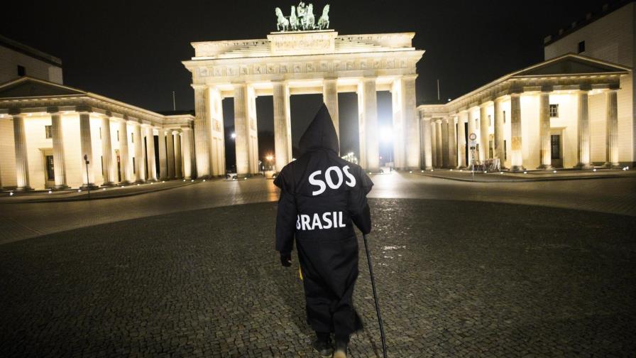 La parca recorre Berlín en protesta de artista brasileño