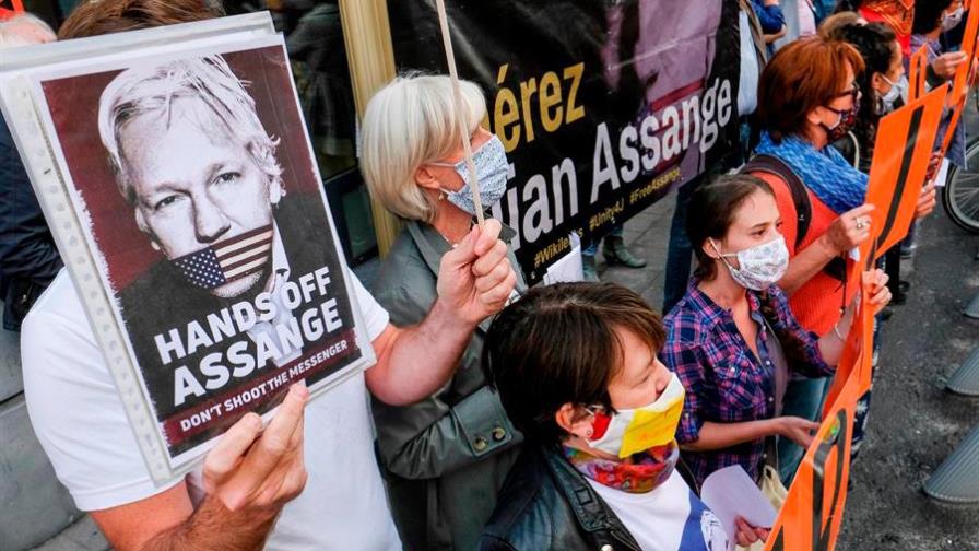 Jueza británica ordena a Assange no interrumpir a testigos
