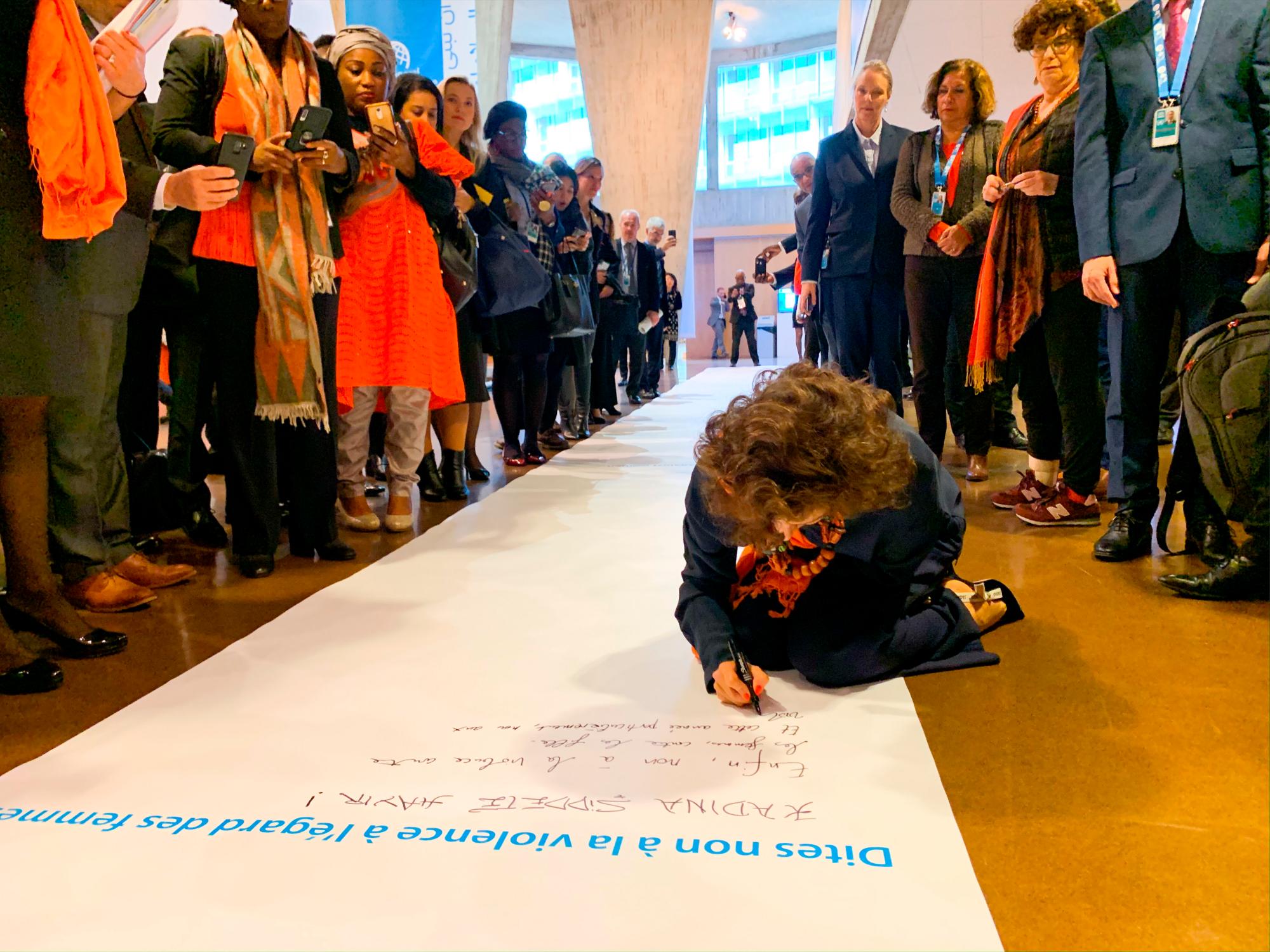 Personalidades estamparon su firma en rechazo a la violencia contra la mujer