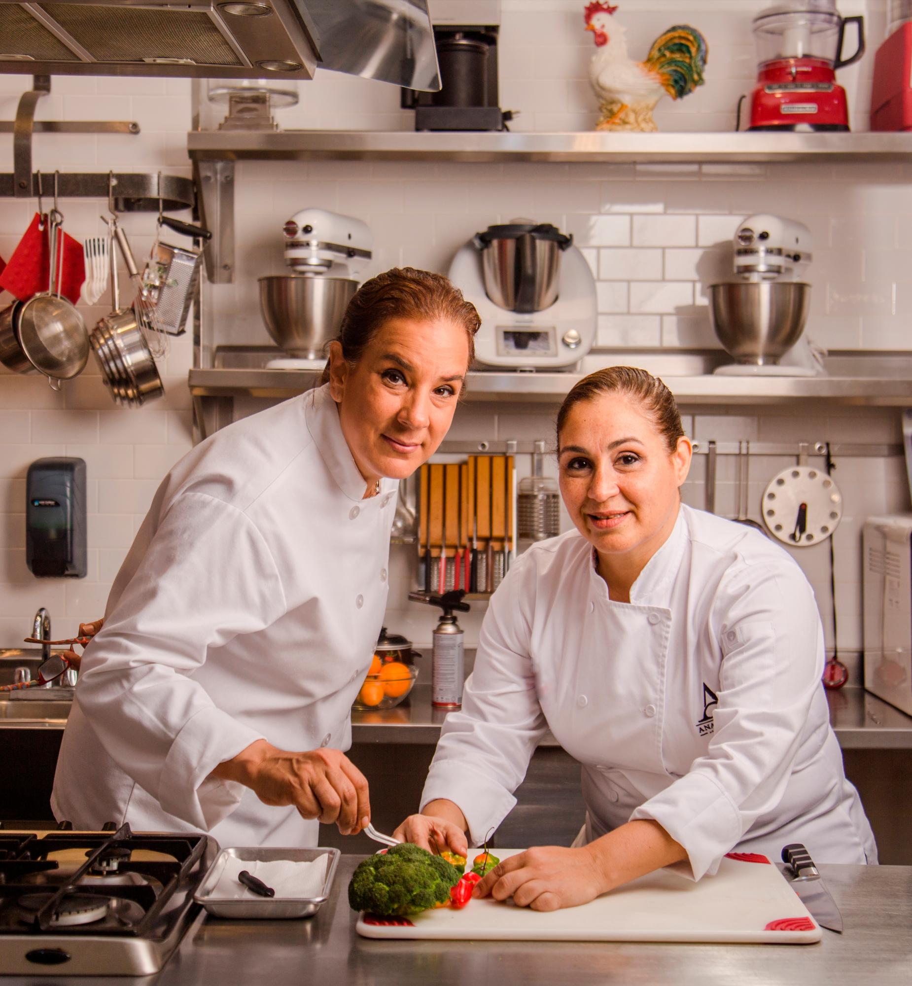 La chef Patricia de Marchena con Ana Lebrón.