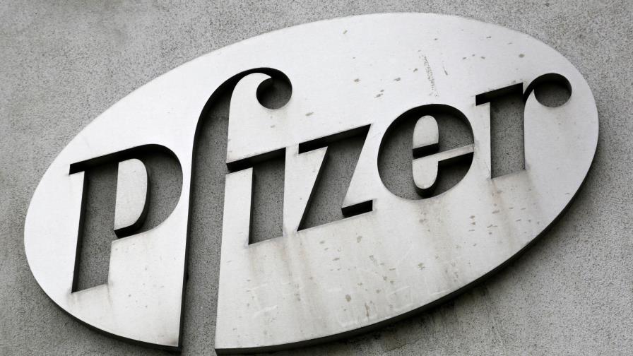 Pfizer dice que efectividad de su vacuna dura al menos seis meses