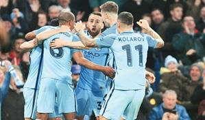 City acaba con imbatibilidad del Liverpool y se mete en pelea por el título