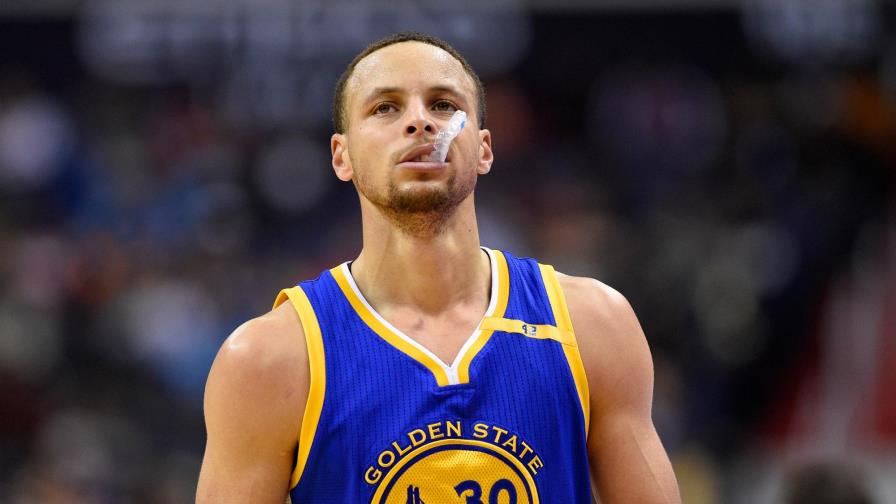 Curry se perderá al menos cinco partidos más por lesión en abductores Curry se perderá al menos cinco partidos más por lesión en abductores