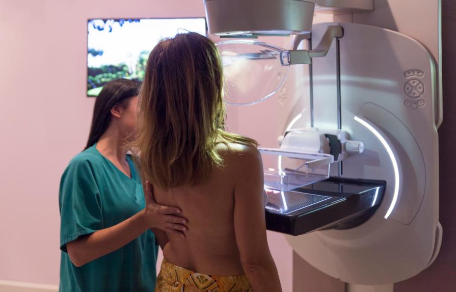 Novedoso tratamiento reduce recurrencia y muerte en cáncer de mama, dice estudio