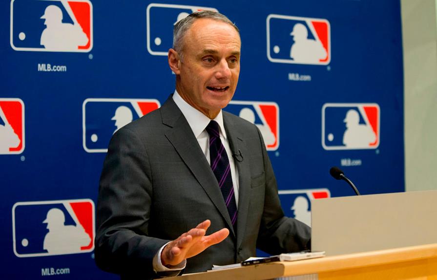 Comisionado de béisbol MLB está convencido de reducir el tiempo de los lanzamientos