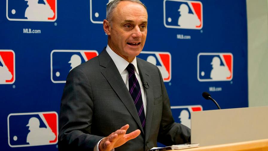 Comisionado de béisbol MLB está convencido de reducir el tiempo de los lanzamientos