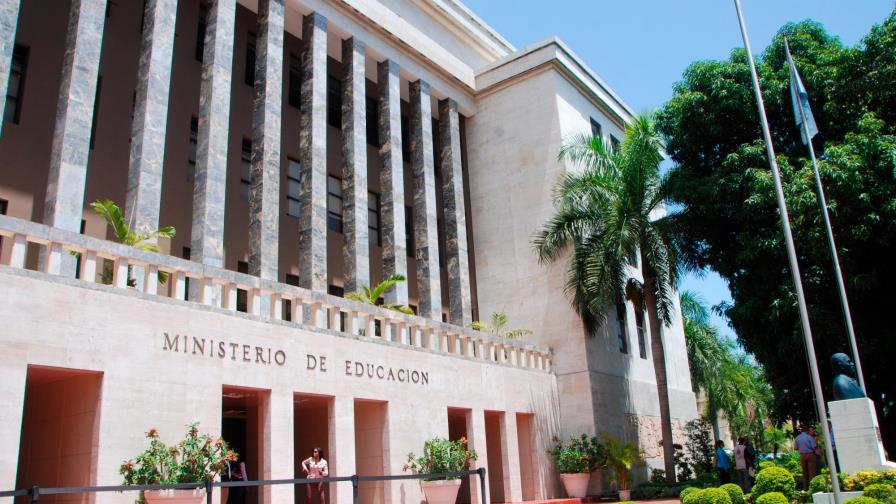 Educación llama a su personal mayor de 65 años y con enfermedades de alto riesgo a quedarse en casa Educación llama a su personal mayor de 65 años y con enfermedades de alto riesgo a quedarse en casa