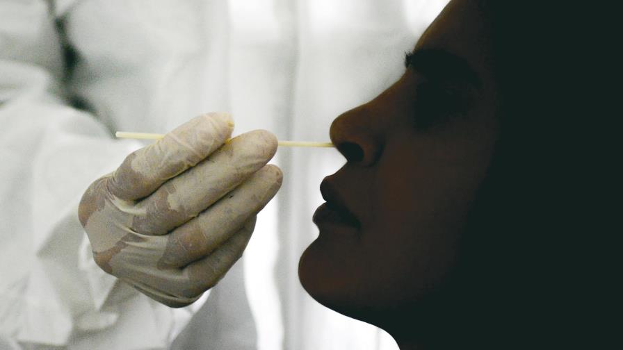 Casos globales caen por sexta semana consecutiva y las muertes bajan un 20 %