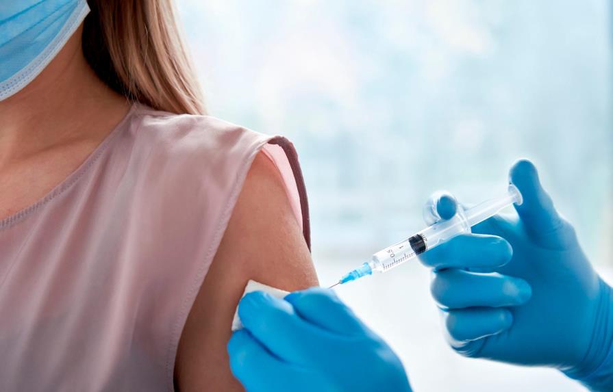 Estados Unidos urge a todos los adultos a ponerse refuerzo de la vacuna por variante ómicron