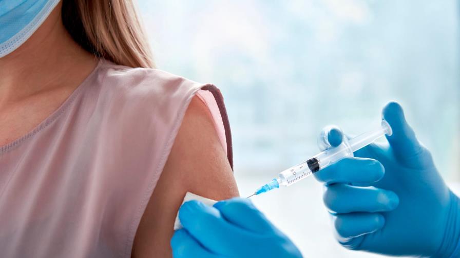 Estados Unidos urge a todos los adultos a ponerse refuerzo de la vacuna por variante ómicron Estados Unidos urge a todos los adultos a ponerse refuerzo de la vacuna por variante ómicron