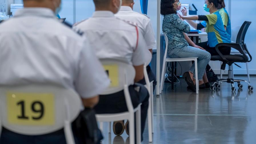 Chile defiende efectividad de la vacuna china Sinovac: previene 67 % de contagios de covid