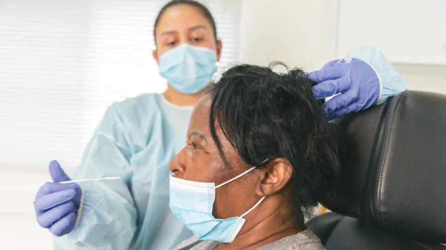 Autoridades reportan dos fallecimientos y 973 nuevos casos de COVID-19