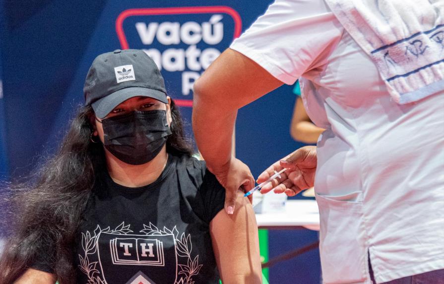 Vacunándose a regañadientes: cientos siguen copando los centros