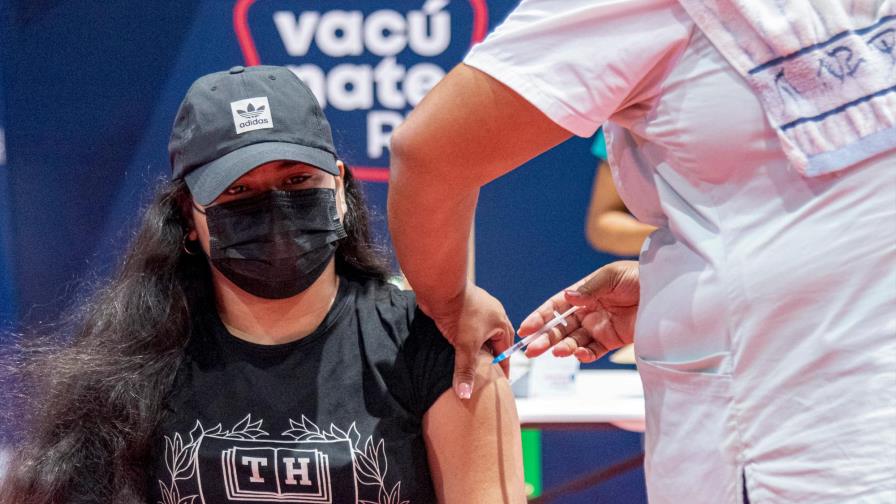 Vacunándose a regañadientes: cientos siguen copando los centros