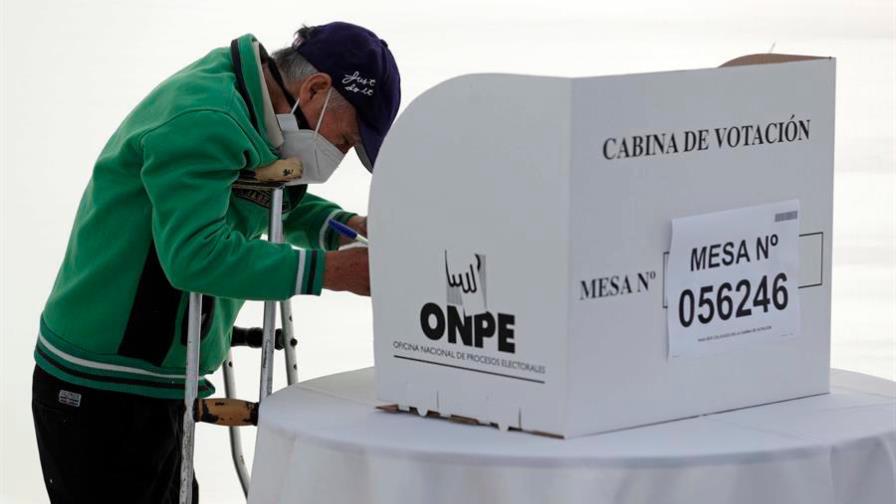 Numerosos retrasos en la apertura de mesas electorales en Perú