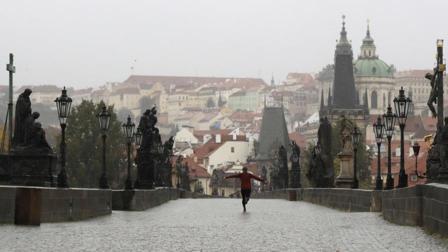 Europa cierra escuelas ante repunte de COVID-19 Europa cierra escuelas ante repunte de COVID-19