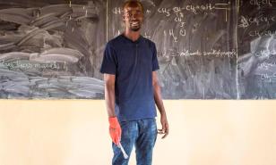 Un maestro revoluciona Senegal reparando escuelas cerradas por la COVID-19