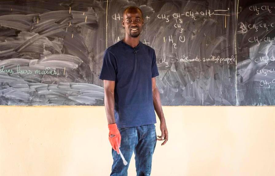 Un maestro revoluciona Senegal reparando escuelas cerradas por la COVID-19