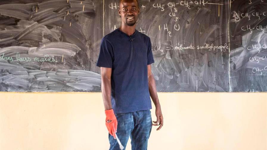Un maestro revoluciona Senegal reparando escuelas cerradas por la COVID-19