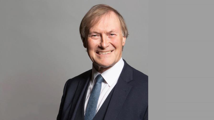 Fallece legislador británico luego de ser apuñalado