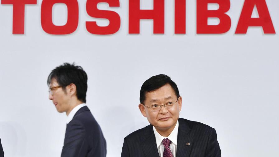 Renuncia el presidente de Toshiba