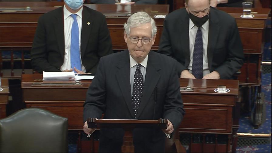 McConnell rechaza juicio político rápido contra Trump