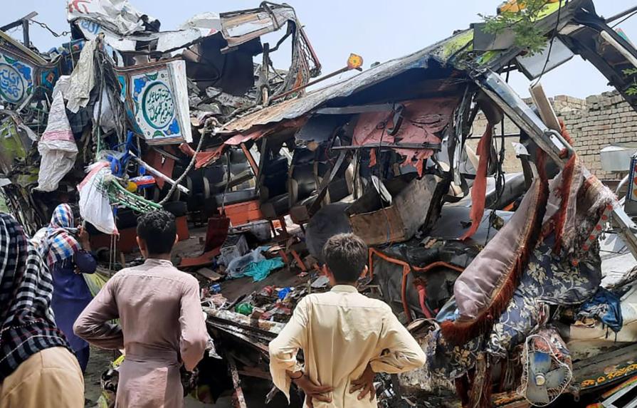 Pakistán: 33 muertos y 40 heridos en un accidente de autobús