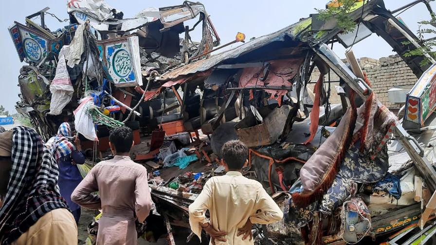 Pakistán: 33 muertos y 40 heridos en un accidente de autobús