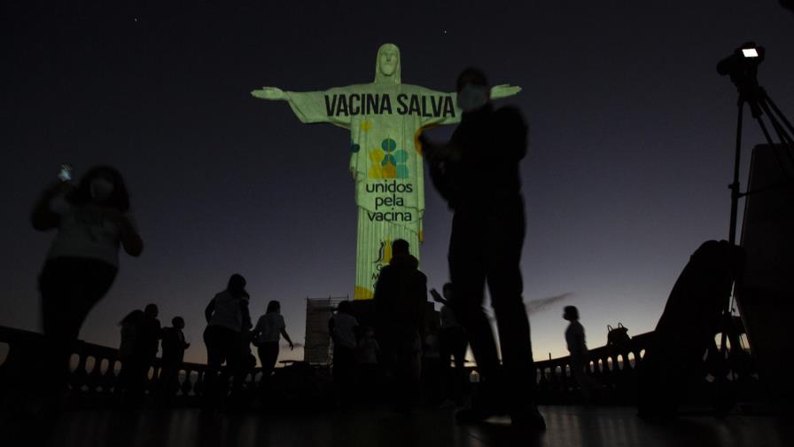 Ciudad de Brasil vacuna contra COVID a gente de 18 a 60 años