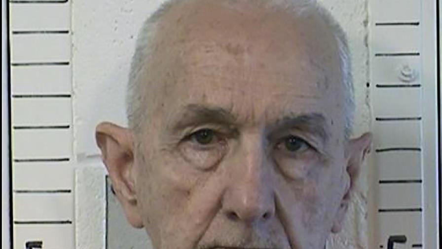 Estrangulan a asesino serial en prisión en California