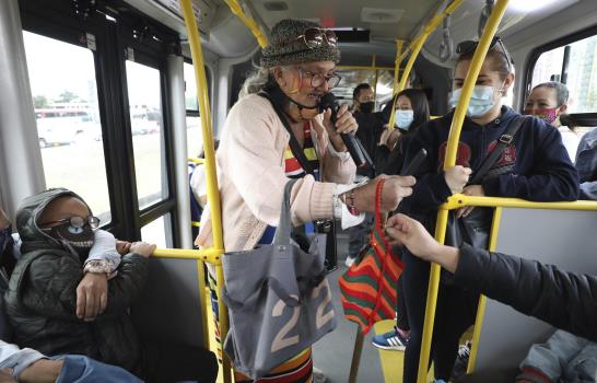 Cindy sin Dientes rapea en buses de Colombia por propinas