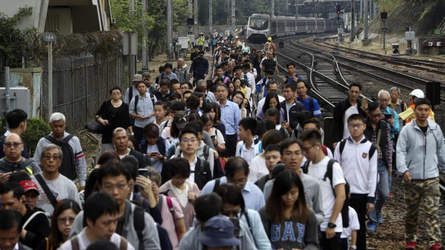 Policías, manifestantes se enfrentan en nuevos choques en HK Policías, manifestantes se enfrentan en nuevos choques en HK