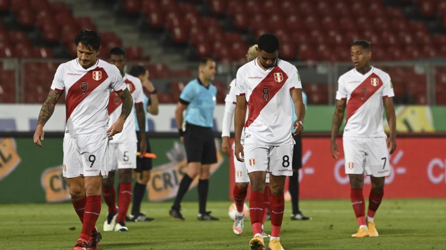 Con doblete de Vidal, Chile vence a Perú y revive