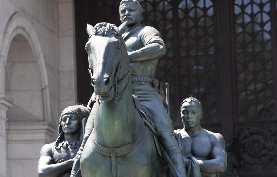 Ciudad de NY retirarará controversial estatua de Roosevelt